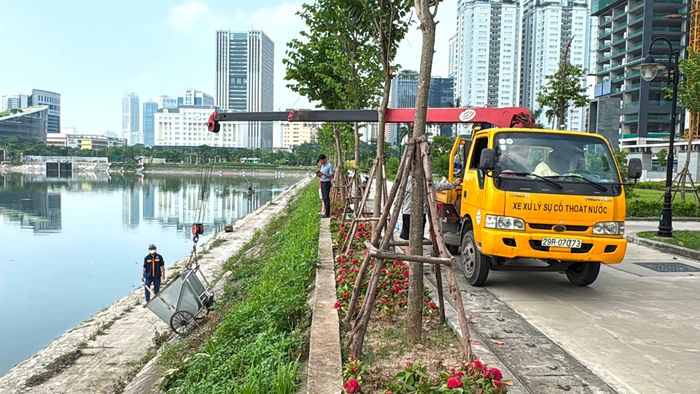Các loại xe chuyên dụng được huy động nhằm tăng tốc độ khắc phục sự cố. Ảnh: Vân Nhi