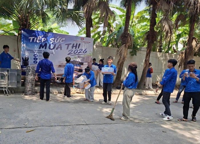 Các tình nguyện viên vệ sinh khu vực điểm thi sau môn thi kết thúc. Ảnh: VB