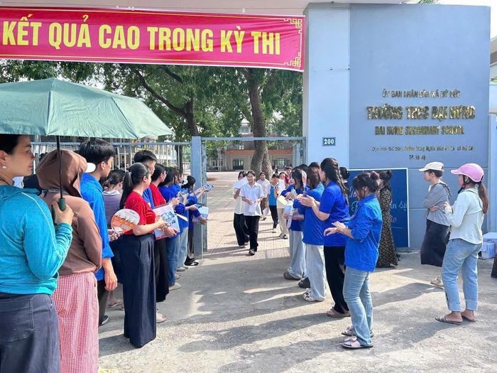 Trong hai ngày thi, 1.485 thí sinh của xã Mỹ Đức luôn nhận được sự cổ vũ, hỗ trợ nhiệt tình từ những tình nguyện viên. Ảnh: VB