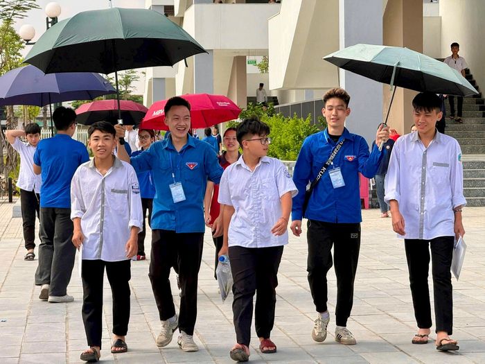 Các thí sinh tham gia dự thi vào lớp 10 trên địa bàn xã Phúc Thịnh. Ảnh: Thanh Hà