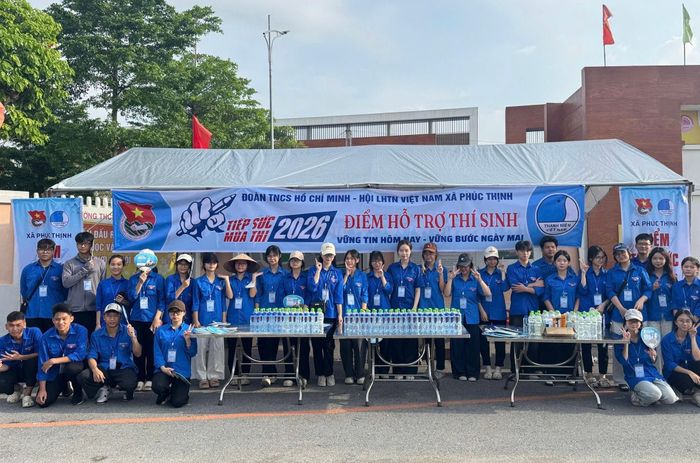 Lực lượng Đoàn Thanh niên xã Phúc Thịnh tham gia hỗ trợ kỳ thi. Ảnh: Thanh Hà