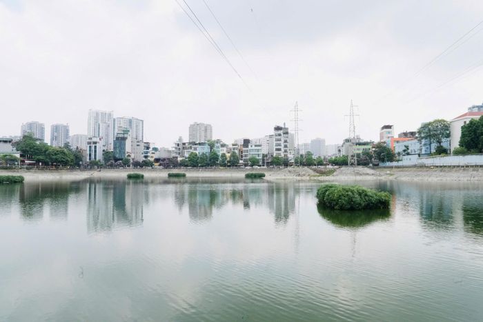 Luật Thủ đô năm 2026 hướng tới một mục tiêu xây dựng Hà Nội trở thành đô thị thông minh, hiện đại, đáng sống và có sức cạnh tranh quốc tế (Trong ảnh: Một góc hồ Hạ Đình. Ảnh: Hồng Thái)