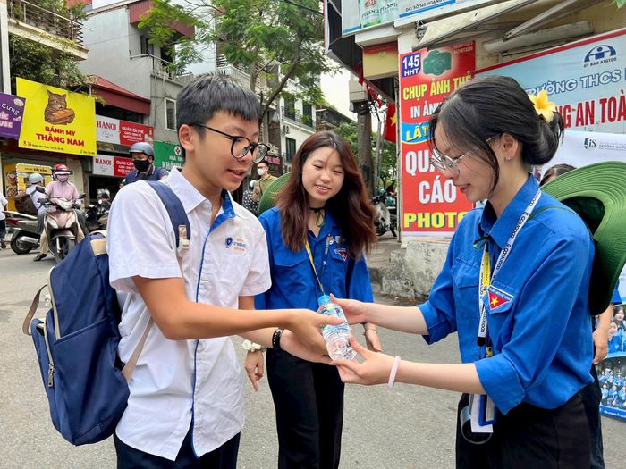 Đoàn thanh niên phường Ngọc Hà phát nước cho các thí sinh trong kỳ thi tuyển sinh vào lớp 10 THPT năm học 2026 - 2027. Ảnh: DK