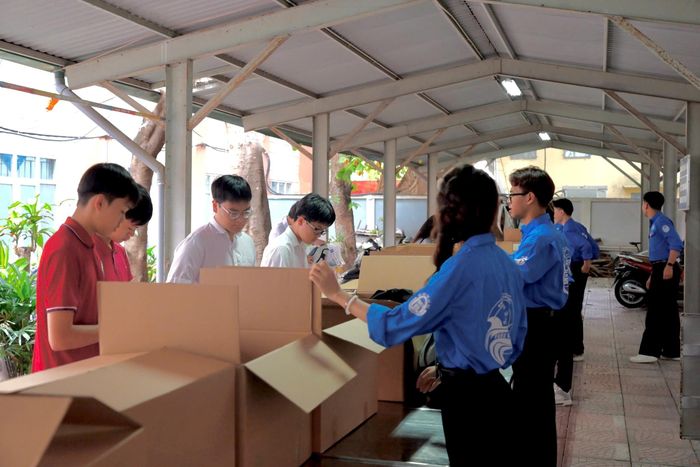 Đoàn thanh niên phường Ngọc Hà hỗ trợ các thí sinh trong kỳ thi tuyển sinh vào lớp 10 THPT năm học 2026 - 2027. Ảnh: DK