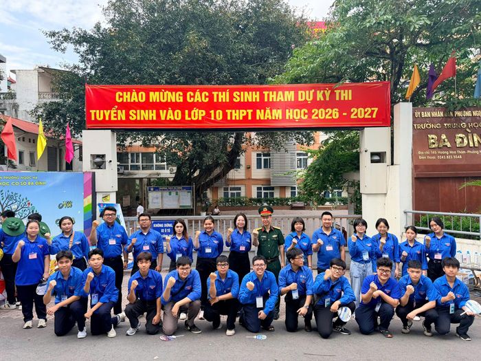 Hoạt động “Tiếp sức mùa thi” của Đoàn thanh niên phường Ngọc Hà góp phần tạo điều kiện thuận lợi để thí sinh tự tin bước vào kỳ thi tuyển sinh vào lớp 10 năm 2026. Ảnh: DK