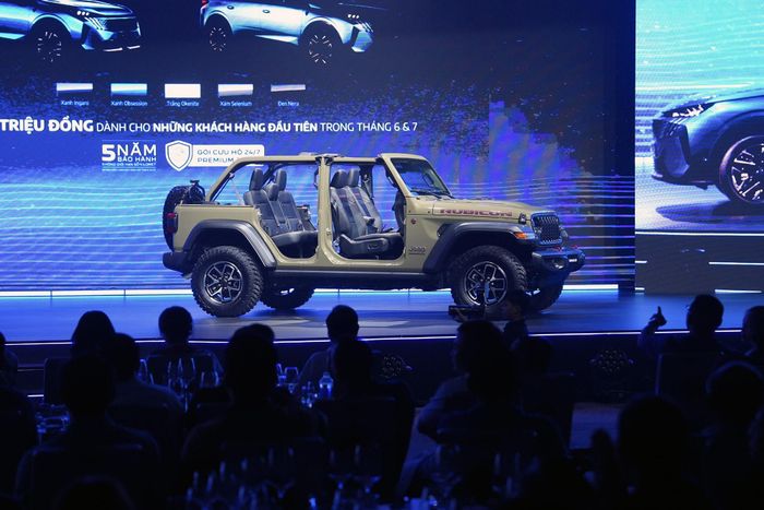 Khác biệt lớn nhất của Wrangler vẫn là khả năng tháo rời mui, cửa và kính chắn gió, mang lại trải nghiệm "mở" hiếm có. Ảnh: Hoàng Linh