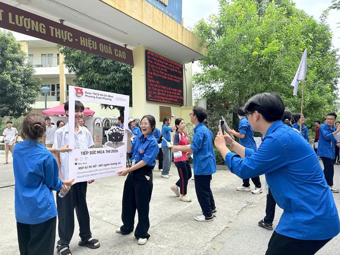Nhiều hoạt động thiết thực được Đoàn thanh niên phường Xuân Phương triển khai trong chiến dịch "Tiếp sức mùa thi". Ảnh: PV
