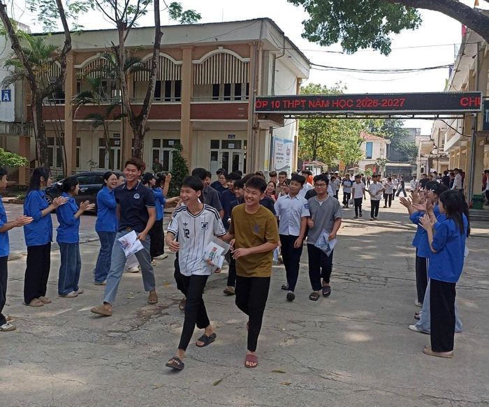 Các thí sinh tại điểm thi Trường THPT Mỹ Đức A phấn khởi sau khi hoàn thành môn thi Toán. Ảnh: VB