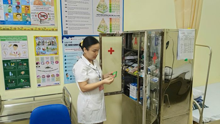 Chị Nguyễn Hải Yến, nhân viên y tế tại điểm thi THCS Gia Thụy, phường Bồ Đề. Ảnh: MK