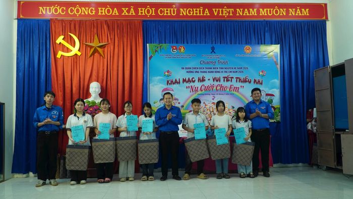 Chương trình đã trao những phần quà thiết thực đến các em học sinh có thành tích học tập tốt trong năm học 2025-2026. Ảnh: Duy Anh