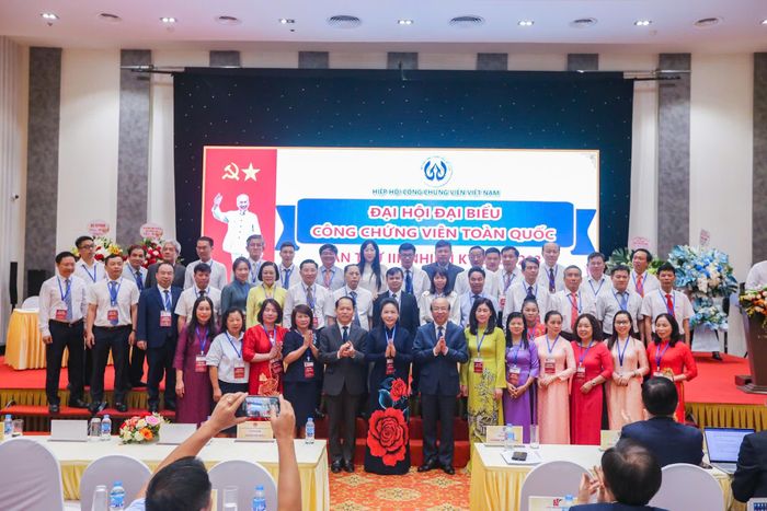 Bộ trưởng Bộ Tư pháp Hoàng Thanh Tùng và Chủ nhiệm Ủy ban Pháp luật và Tư pháp của Quốc hội Phan Chí Hiếu chúc mừng 45 ủy viên Hiệp hội công chứng viên Việt Nam. Ảnh: Khánh Huy