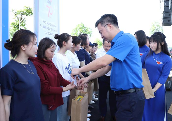 Bí thư Trung ương Đoàn, Chủ tịch Trung ương Hội Liên hiệp thanh niên Việt Nam Nguyễn Tường Lâm tặng quà các công nhân. Ảnh: Hải Lâm