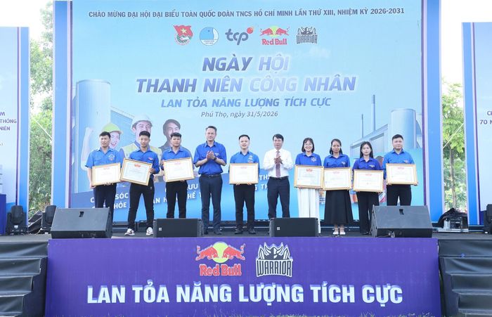 Trung ương Hội Liên hiệp thanh niên Việt Nam trao tặng Bằng khen cho các thanh niên công nhân có thành tích xuất sắc trong lao động sản xuất. Ảnh: Hải Lâm