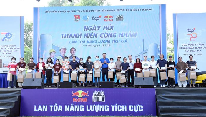 Trung ương Hội LHTN Việt Nam trao tặng quà cho các công nhân. Ảnh: Hải Lâm