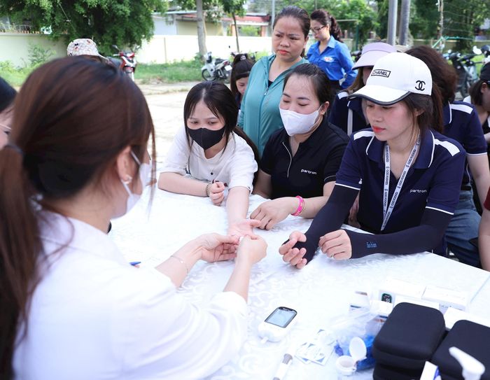 Khám, tư vấn sức khỏe, cấp phát thuốc miễn phí cho thanh niên công nhân.Ảnh: Hải Lâm