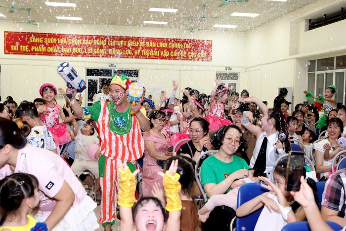 Niềm vui của trẻ em phường Đông Ngạc trong dịp Tết Thiếu nhi 1-6. Ảnh: Mạnh Cảnh