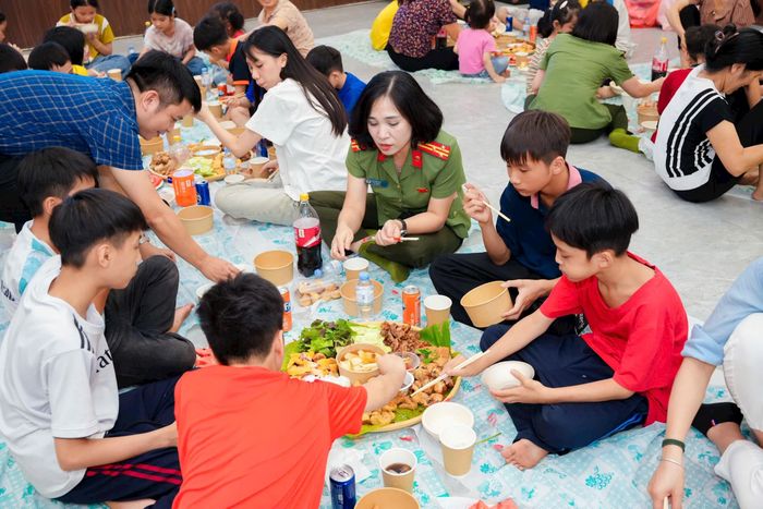 Các cán bộ chiến sĩ tận tay chuẩn bị những món ăn cho các cháu. Ảnh: PV