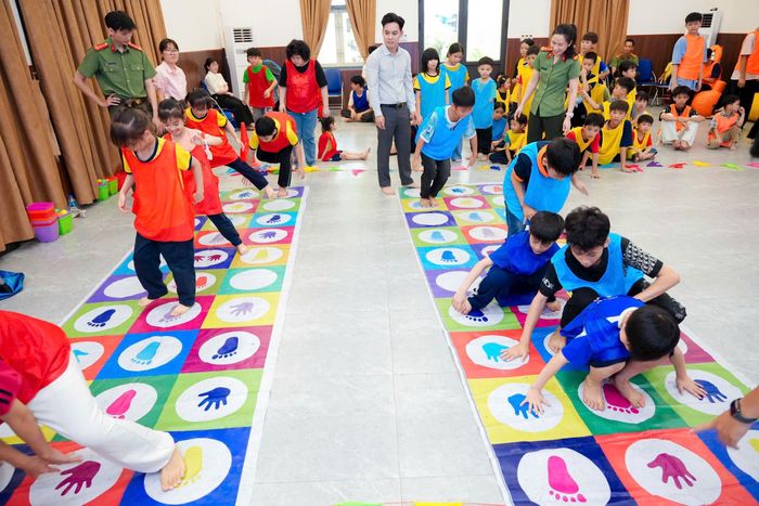 Trẻ em tham gia vui chơi tại chương trình. Ảnh: PV