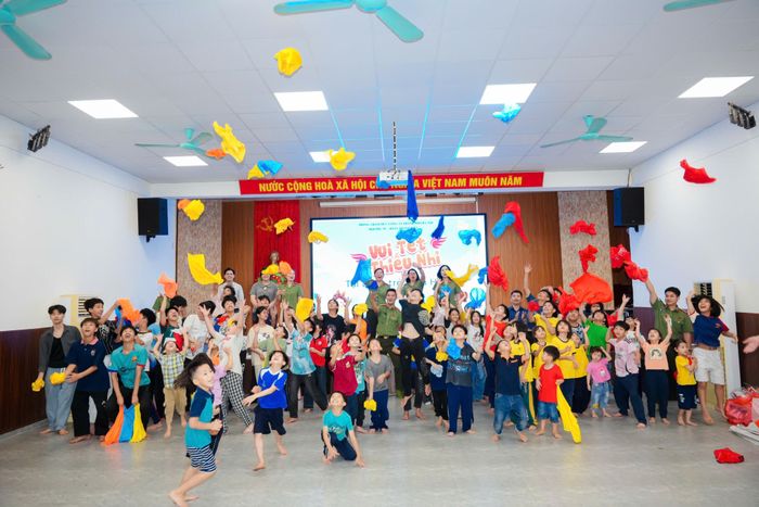 Chương trình mang đến không khí vui vẻ, giúp các em nhận được sự quan tâm, yêu thương của xã hội. Ảnh: PV