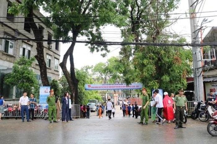 Công an xã Quảng Bị đảm bảo trật tự an toàn giao thông tại khu vực cổng Trường THPT Chúc Động. Ảnh: Công an Hà Nội