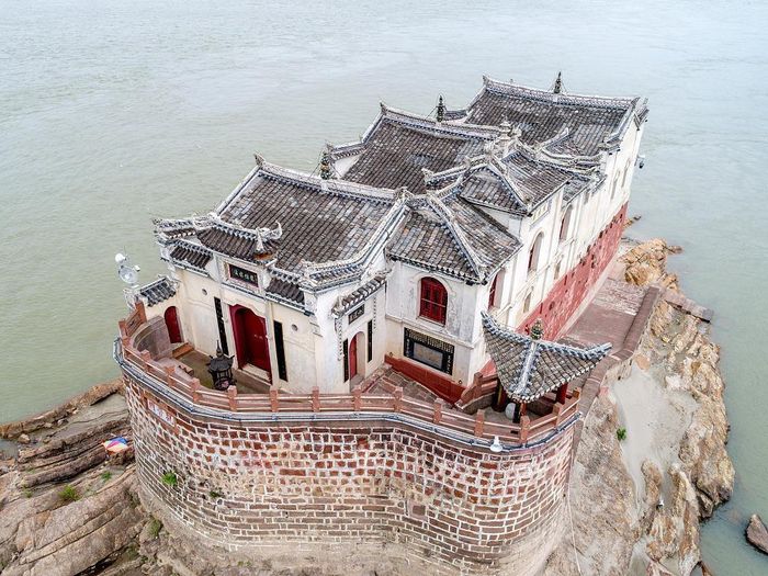  Bức tường đá cong ở phía tây của Quan Âm Các, được xây bằng những khối đá có kích thước dài 60cm, rộng 20cm và cao 25cm, là yếu tố then chốt giúp công trình này đứng vững suốt 700 năm. Ảnh: VCG. 