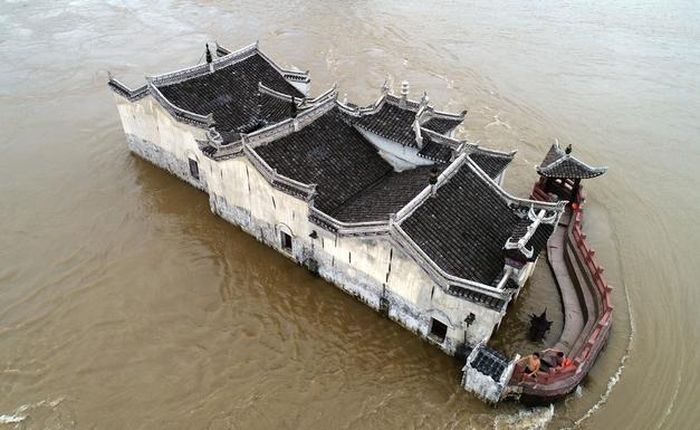  Ngôi chùa nhìn từ trên cao trong dòng lũ xiết. 