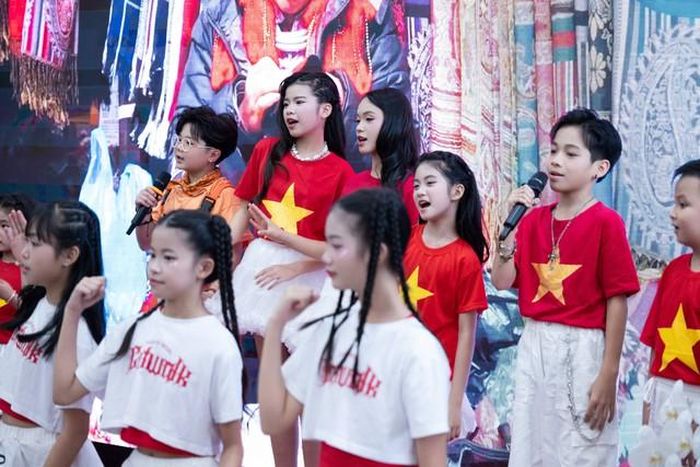 Tiết mục biểu diễn của các em nhỏ trong buổi họp báo.
