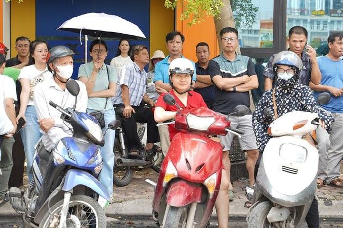 Ngày 31/5, ghi nhận của phóng viên tại bên ngoài các điểm thi, những cái ôm, những nụ cười và ánh mắt nhẹ nhõm xuất hiện ngay khi cánh cổng trường mở ra.