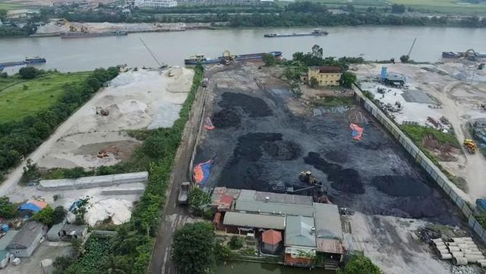 Khu vực bến bãi, nhà xưởng và điểm tập kết vật liệu nằm san sát dọc tuyến ven sông Luộc.