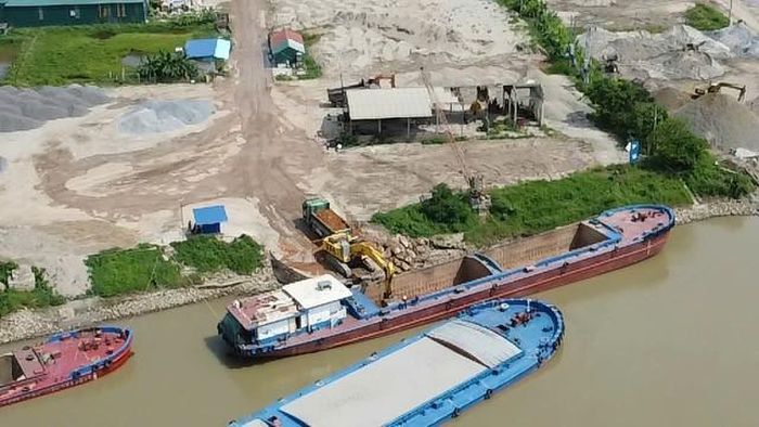 Tại các bến bãi có các "mố cẩu" được xây dựng kiên cố bằng bê tông phục vụ hoạt động bốc xúc vật liệu ven sông. Theo Chi cục Thủy lợi tỉnh Hưng Yên, các "mố cẩu" này chưa được cấp phép.