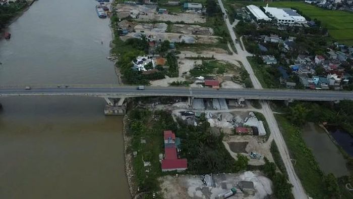 Hoạt động bốc xúc, vận chuyển vật liệu diễn ra nhộn nhịp tại khu vực gần cầu Hiệp trong thời điểm phóng viên ghi nhận thực tế.