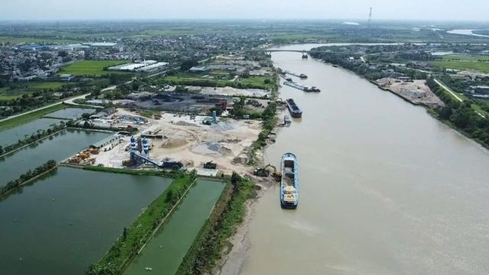 Toàn cảnh khu vực bến bãi vật liệu xây dựng ven sông Luộc, xã Minh Thọ, tỉnh Hưng Yên nhìn từ trên cao, với nhiều điểm tập kết cát, đất và vật liệu san lấp nằm dọc tuyến sông.