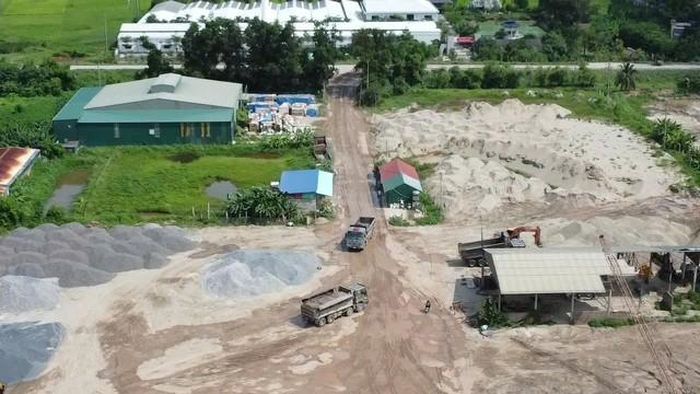 Sau khi nhận hàng, xe tải bắt đầu di chuyển từ bến bãi lên tuyến đê Hữu Luộc.
