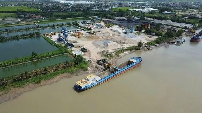 Hàng loạt bãi chứa vật liệu quy mô lớn được tập kết sát khu vực chân đê Hữu Luộc.