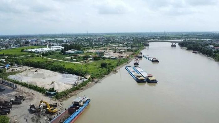 Ngoài ra, tại các bến bãi này hằng ngày có nhiều sà lan chở vật liệu neo đậu sát bờ, chờ bốc dỡ hàng hóa lên bến.