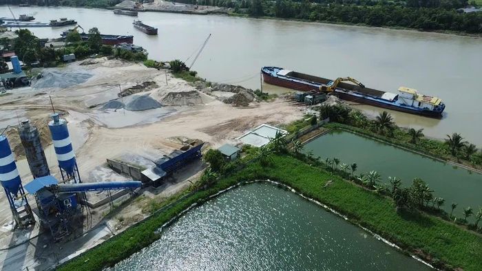 Đáng chú ý, trong đó có cả trạm trộn bê tông. Theo Chi cục Thủy lợi tỉnh Hưng Yên, trạm trộn bê tông này chưa được cấp phép.