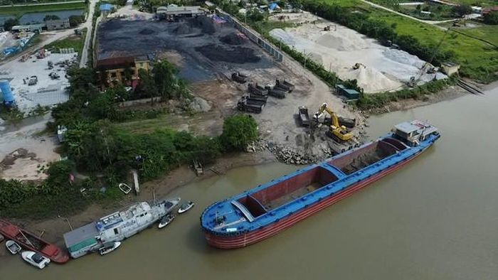 Các xe tải loại "3 chân", "4 chân" xếp hàng chờ lấy vật liệu tại khu vực bến bãi.