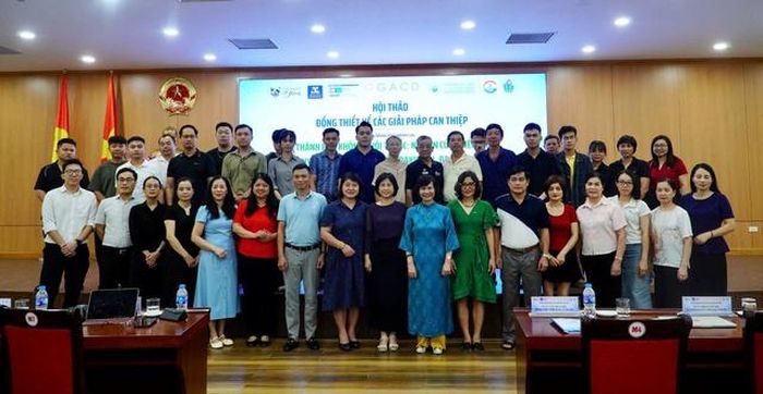 Các đại biểu tại hội thảo đồng thiết kế các giải pháp can thiệp trong khuôn khổ nghiên cứu "Thành phố không khói thuốc" tại phường Cầu Giấy, Hà Nội ngày 30/5/2026. Hội thảo do PGS.TS. Lê Thị Thanh Hương - Phó Hiệu trưởng Trường ĐHYTCC và bà Nguyễn Thị Thu Hà - Phó Chủ tịch thường trực UBND phường Cầu Giấy đồng chủ trì.