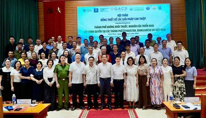 Các đại biểu tham dự hội thảo đồng thiết kế các giải pháp can thiệp trong khuôn khổ nghiên cứu "Thành phố không khói thuốc" tại phường Vĩnh Phúc, tỉnh Phú Thọ ngày 28/5/2026. Hội thảo do GS. Hoàng Văn Mình - Hiệu trưởng Trường ĐHYTCC và ông Hoàng Đình Thuật - Phó Chủ tịch UBND phường Vĩnh Phúc đồng chủ trì.