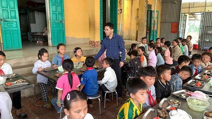 Bữa ăn học đường đầy đủ dinh dưỡng giúp cải thiện tầm vóc trẻ.