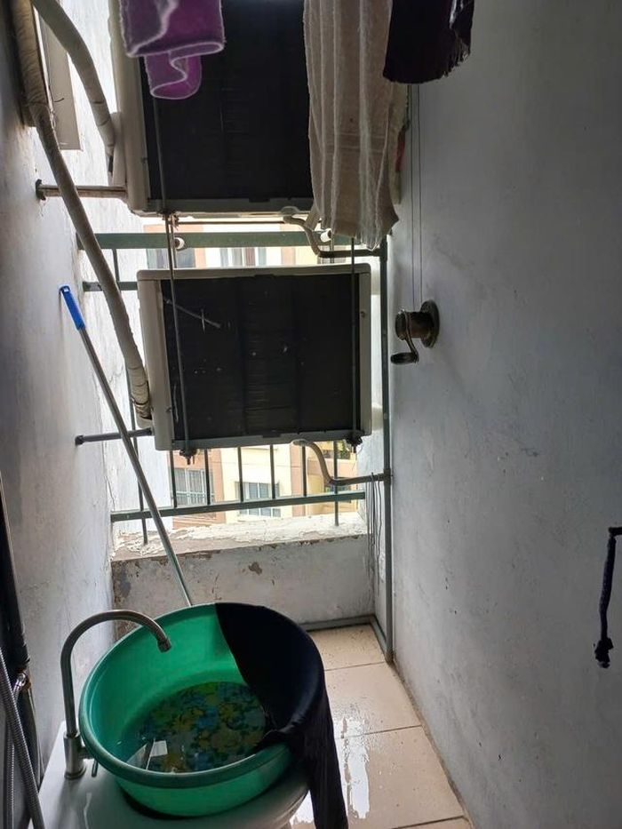 GS.TS Nguyễn Đức Lợi làm mát khu lô gia để giảm nhiệt cho cục nóng điều hòa.
