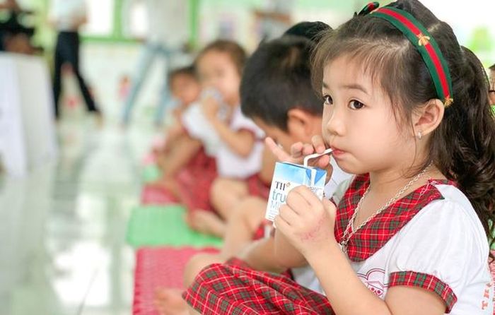 Sữa tươi được đưa vào bữa phụ trong chương trình Mô hình điểm Bữa ăn học đường .