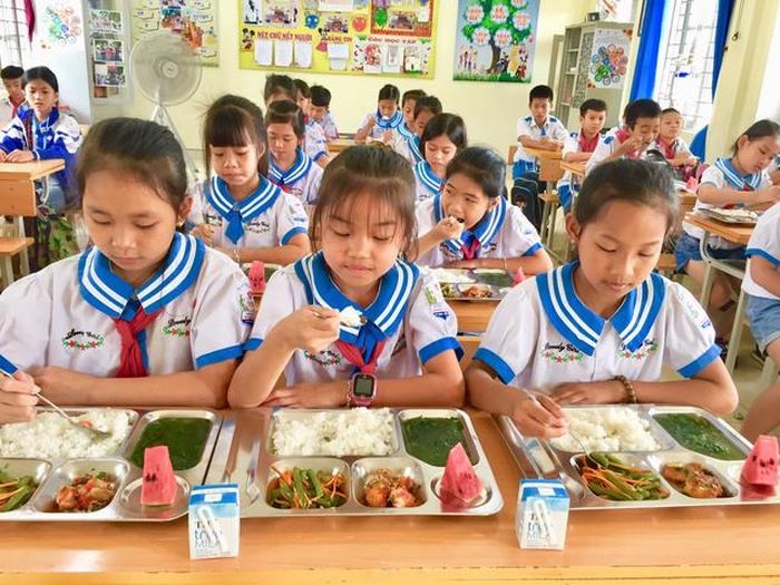 Hình ảnh tại chương trình Mô hình điểm “Bữa ăn học đường đảm bảo dinh dưỡng hợp lý kết hợp tăng cường hoạt động thể lực cho trẻ em, học sinh, sinh viên Việt Nam”