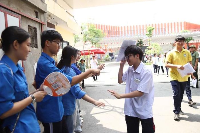 Tại điểm thi Trường THPT Trần Hưng Đạo, em Trần Gia Huy bước ra khỏi phòng thi với nụ cười tự tin. Chia sẻ với phóng viên, Huy cho biết: "Đề thi năm nay khá vừa sức, bám sát cấu trúc ôn tập. Em cảm thấy hài lòng với bài làm của mình và tự tin dự đoán sẽ đạt được khoảng 8 điểm".