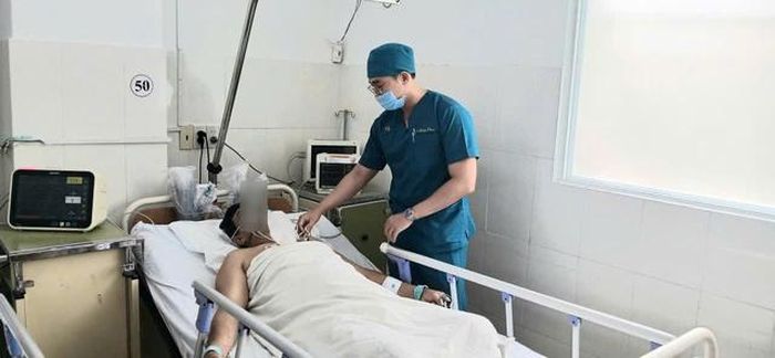 Chính sách thu hút, đãi ngộ được nhiều bác sĩ mong đợi. (Trong ảnh, bác sĩ ở Bệnh viện Đa khoa Khánh Hòa chăm sóc bệnh nhân nặng).