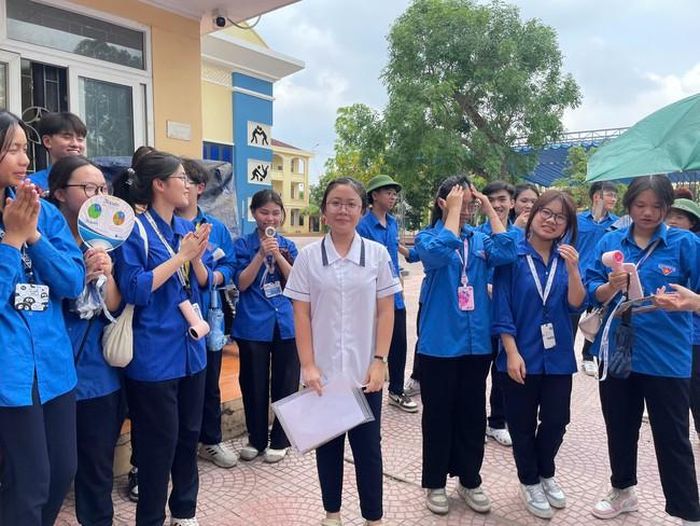 Thí sinh được các tình nguyện viên tiếp sức tinh thần cho học sinh trong kỳ thi vào lớp 10. 