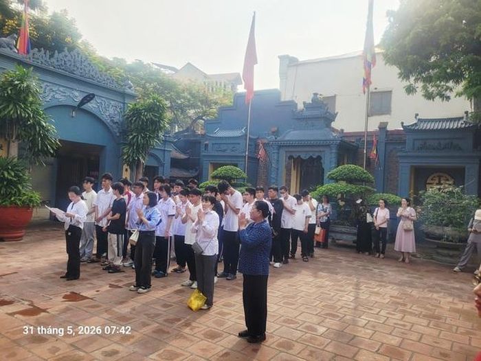 Đoàn GV cùng học sinh dâng hương trước giờ thi. Ảnh: BTHP