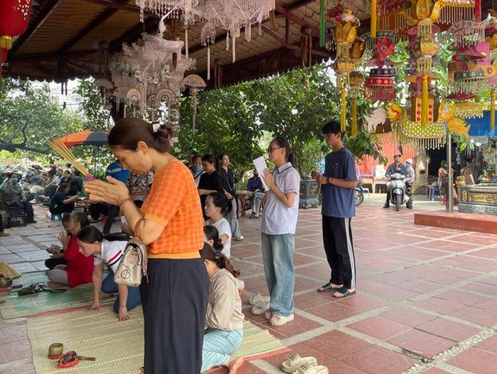 Phụ huynh, sĩ tử dâng hương cầu may thi vào lớp 10.
