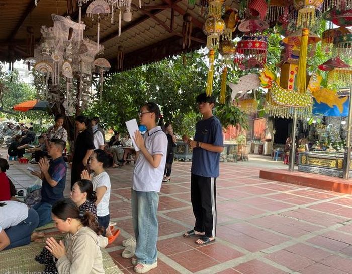 Sĩ tử cùng phụ huynh đến Cây đa 13 gốc dâng hương, gửi gắm mong ước thi cử thuận lợi, may mắn.