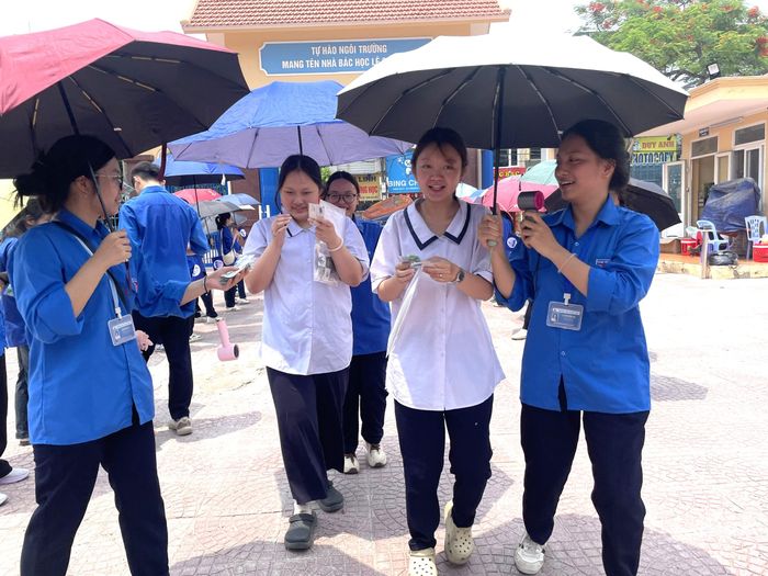 Lực lượng đoàn viên thanh niên tình nguyện các các điểm thi.